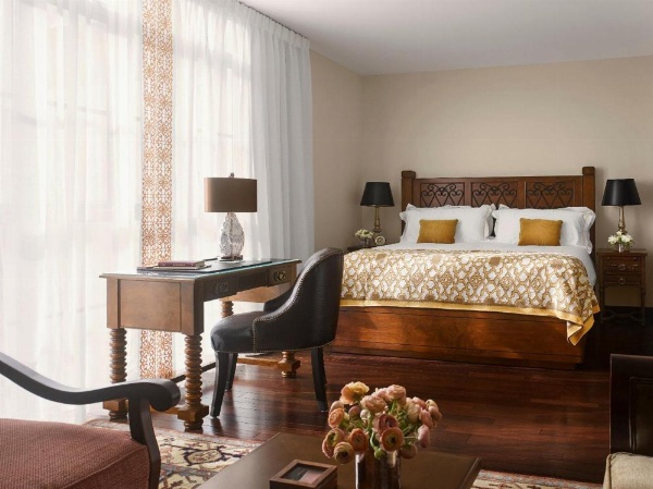 Plaza la Reina image 19